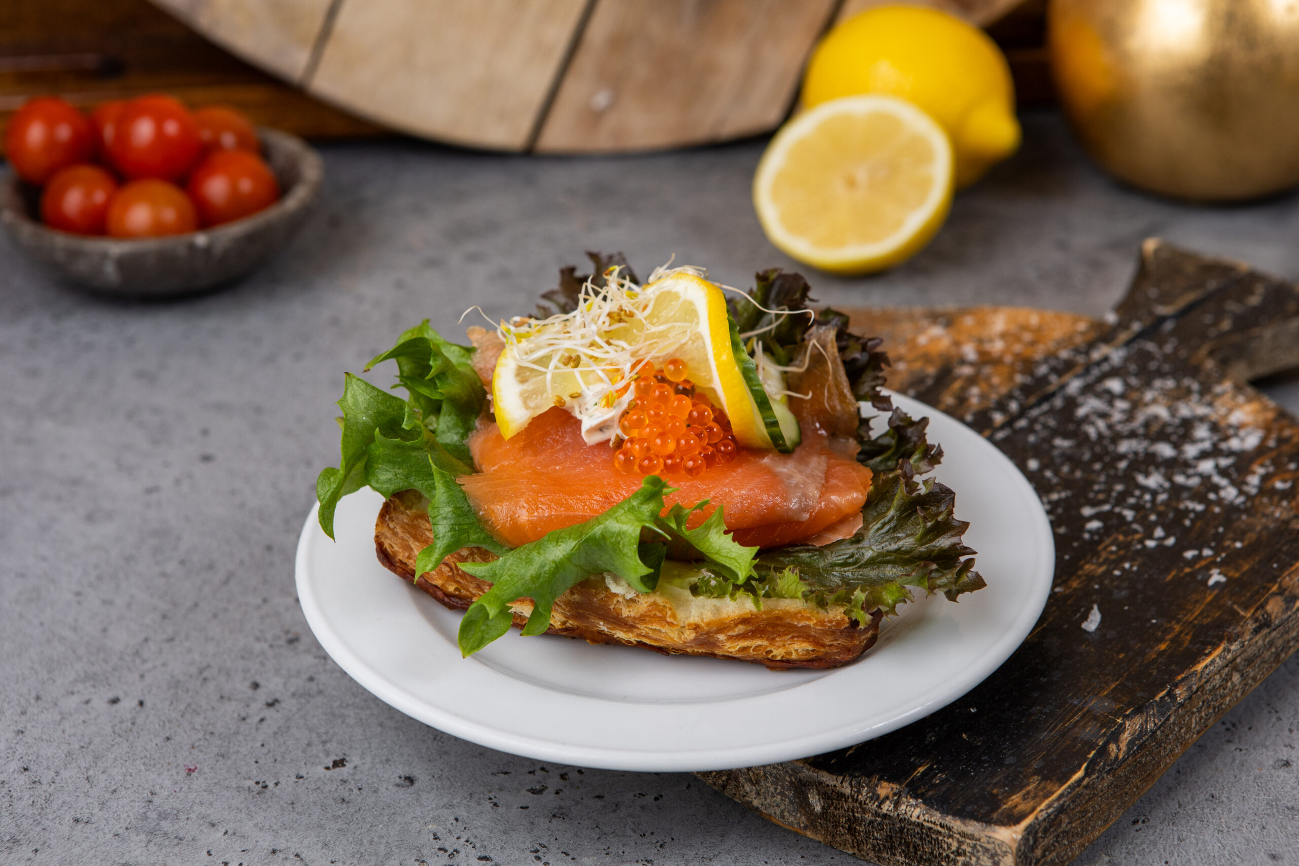 Täistera-croissant õrnsoola lõhefileega