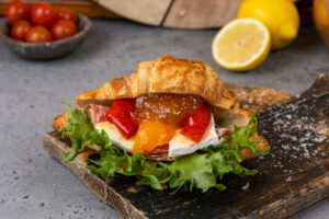 Croissant Brie juustu ja salaamiga